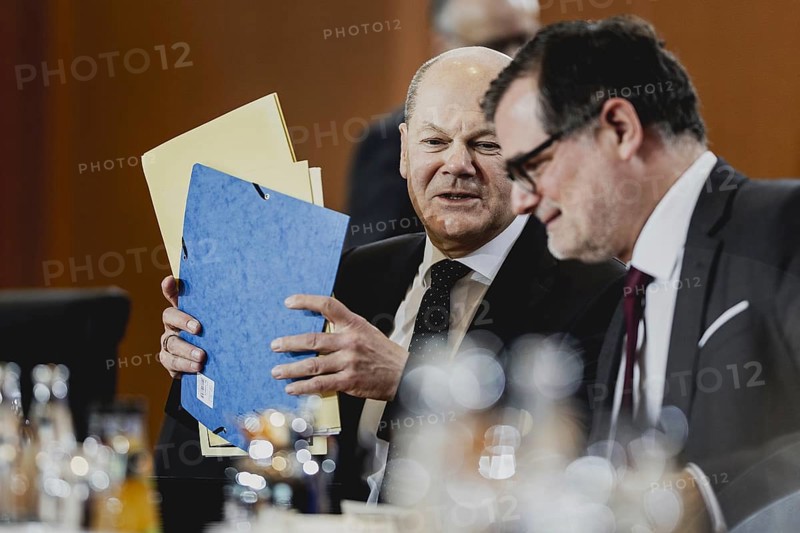 (L-R) Olaf Scholz (SPD), Bundeskanzler, und Wolfgang Schmidt (SPD), Chef des Bundeskanzleramtes, aufgenommen im Rahmen der woechentlichen Sitzung des Kabinetts in Berlin, 13.12.2023
