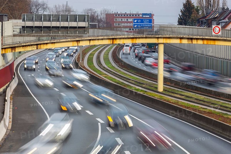Motorway A40, Ruhrschnellweg, city centre of Essen, exit Essen-Frillendorf, Spurbus route, this area would also be affected by a diesel driving ban, Essen, North Rhine-Westphalia, Germany, Europe