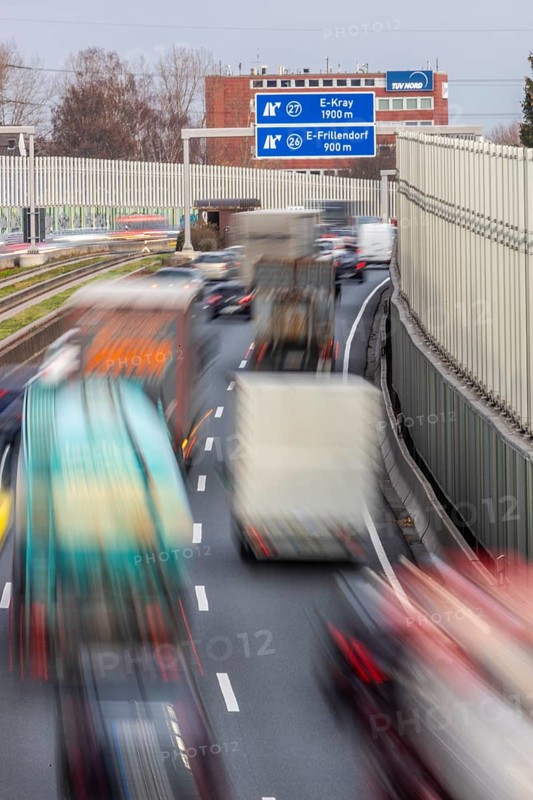 Motorway A40, Ruhrschnellweg, city centre of Essen, exit Essen-Frillendorf, Spurbus route, this area would also be affected by a diesel driving ban, Essen, North Rhine-Westphalia, Germany, Europe