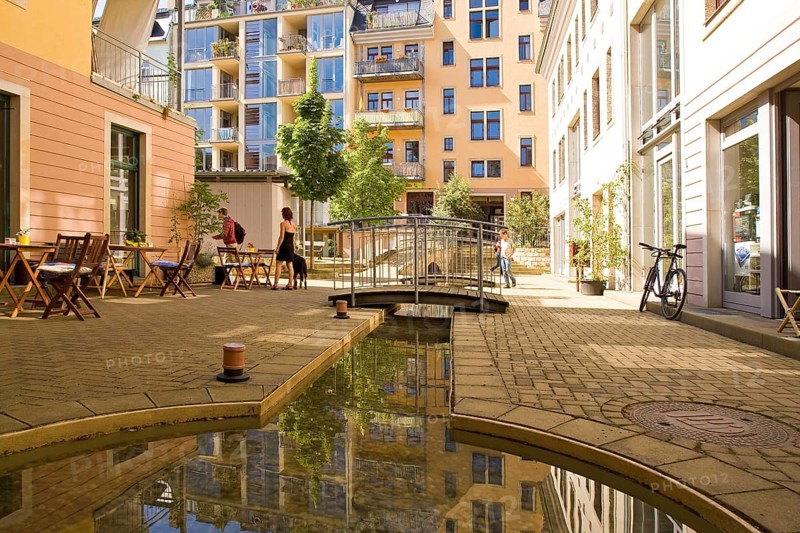 Sonnenhof in Dresden's Neustadt district. The Sonnenhof is located right next to the well-known Kunsthof between Alaunstrasse and Görlitzer Strasse. A particularly beautiful example of the redevelopment of the Outer Neustadt neighbourhood
