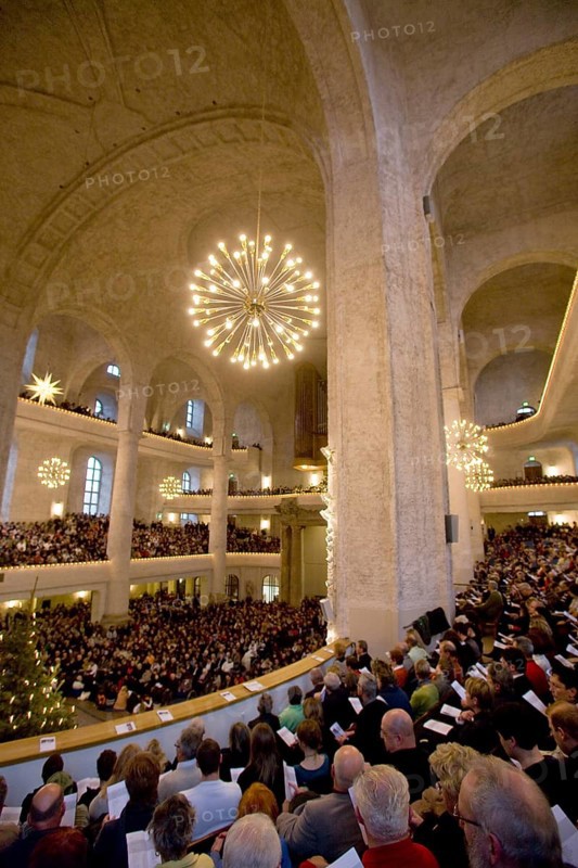The Christmas season begins on Christmas Eve with the Christmas Vespers of the Dresden Kreuzchor in the Kreuzkirche. The two performances at 2.15 pm and 4.30 pm are attended by thousands of Dresdeners and visitors to the city every year