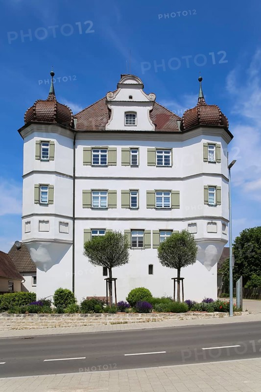 Bernstadt Castle, today municipal administration and local history museum, symmetrical baroque building, historical building, architecture, white facade, windows, turrets, shutters, roof tiles, alleyway, Schmiedgasse, Bernstadt, Baden-Württemberg, Germany, Europe