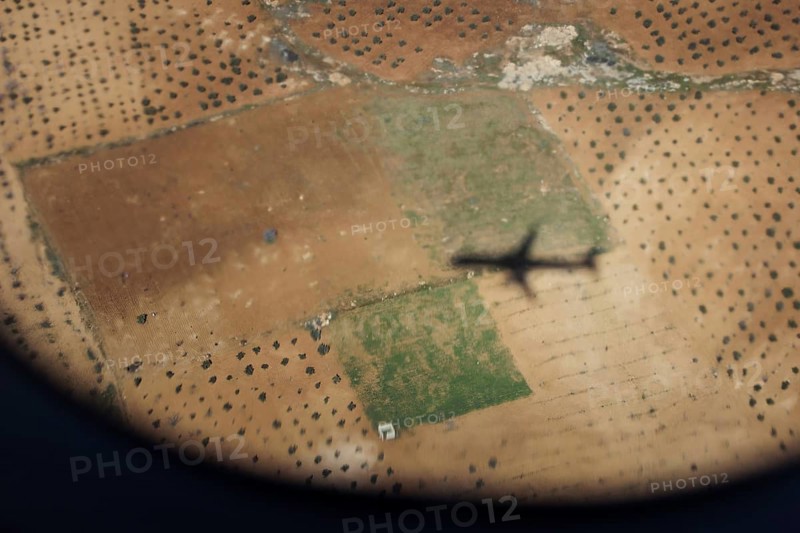 Luftaufnahme landwirtschaftlicher Flaechen bei Gaziantep, mit dem Schatten eines Flugzeugs, 21.02.2023