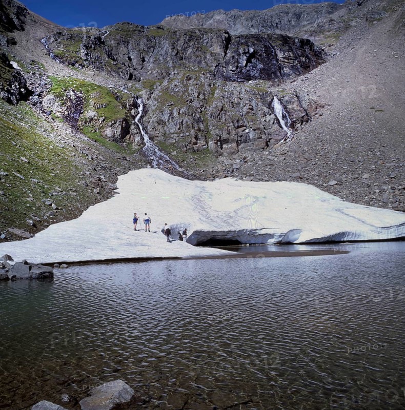 AUT, Austria, Matrei: For mountain hikers, the mountain tour on the Venedigerhoehenweg, here on 12.8.1994, with the ascent of the Grossvenediger over the glacier, is already a serious challenge that requires experience and caution, Europe