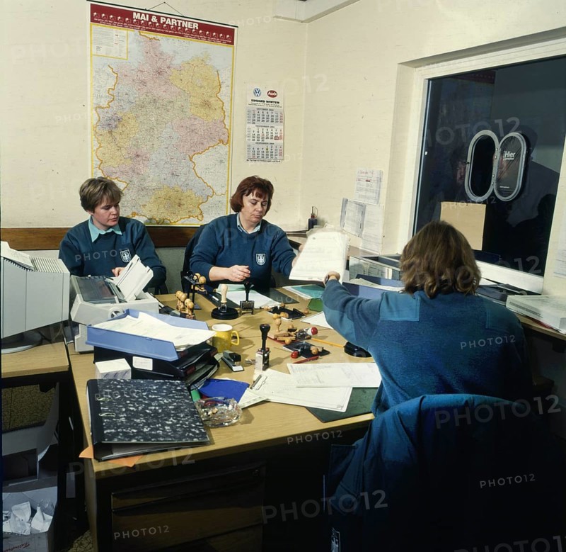Customs activities, here on 29.11.1994 in Pomellen, on the German-Polish border, Germany, Europe