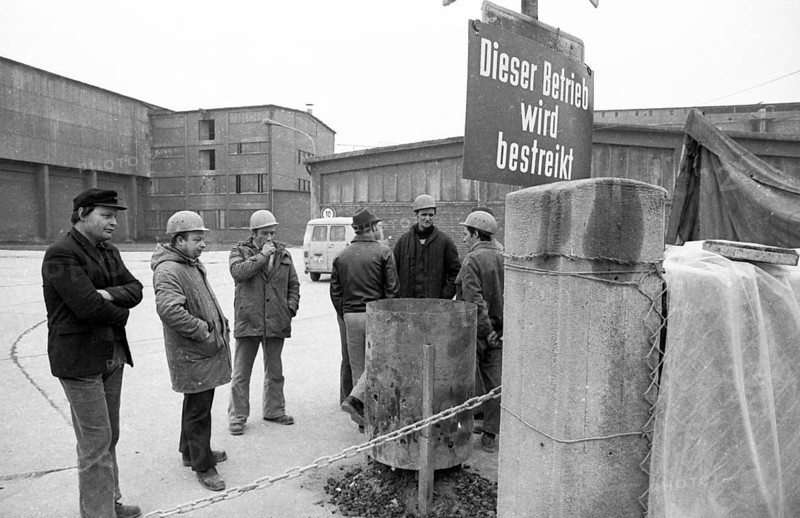 The rigorous behaviour of the entrepreneur Seibel of the cement factory Seibel und Soehne in Erwitte caused the trade union IG Chemie and the workers to go on strike and occupy the factory, here the pickets on 14.03.1975 in Erwitte, Germany, Europe
