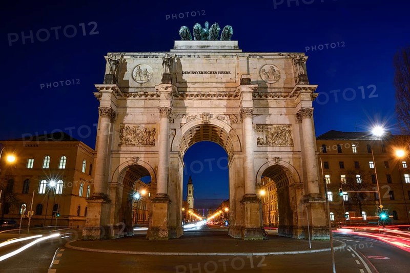 Siegestor by the architect Friedrich von Gärtner (1852), blue hour, blue hour, Munich, Bavaria, Germany, Europe