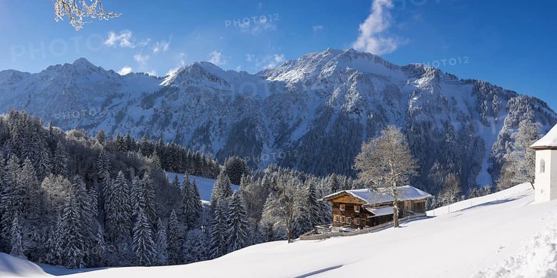 Winter landscape, Gerstruben, a former mountain farming village in the Dietersbach valley near Oberstdorf, with the Himmelschrofen mountain range behind, Allgäu Alps, Allgäu, Bavaria, Germany, Europe