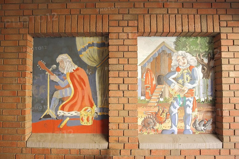 Two murals at the Haus Zum Römischen Kaiser, historical, traditional costume, clothing, guitarist, Middle Ages, Kornmarkt, Wetzlar, Hesse, Germany, Europe