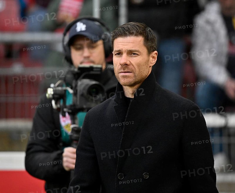 Coach Xabi Alonso Bayer 04 Leverkusen, portrait, in the focus of the press, TV camera, MHPArena, MHP Arena Stuttgart, Baden-Württemberg, Germany, Europe