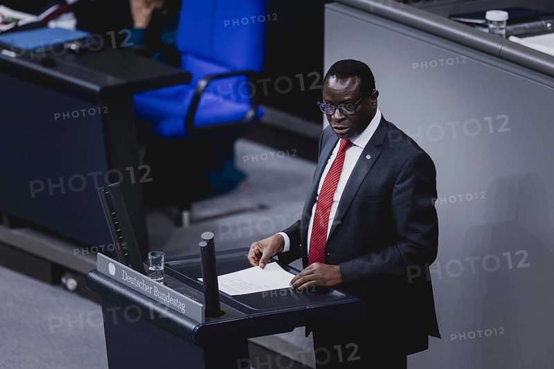 Karamba Diaby, Mitglied des Deutschen Bundestages (SPD), aufgenommen im Rahmen einer Sitzung des Deutschen Bundestages zur aktuellen Stunde 'Ergebnisse der Klimakonferenz' in Berlin, 14.12.2023