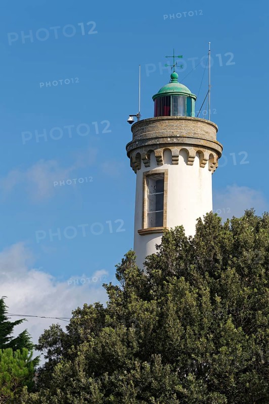 The Phare de Port Navalo lighthouse on the Rhuys peninsula at the entrance to the Gulf of Morbihan. Port Navalo, Morbihan, Brittany, France, Europe