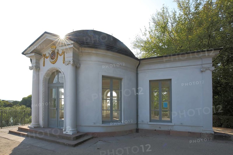 Classicist breakfast pavilion in the castle garden during backlighting, pavilion, Aschaffenburg, Lower Franconia, Franconia, Spessart, Bavaria, Germany, Europe