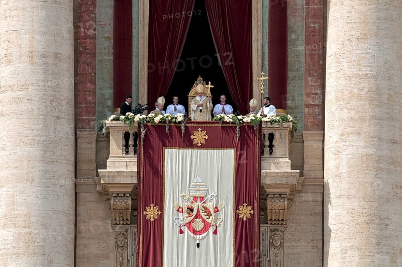 St. Peter's Basilica with Pope Benedict XVI for the Easter blessing Urbi et Orbi, balcony of the Loggia delle Benedizioni, St. Peter's Square, Piazza San Pietro, Vatican, Rome, Lazio, Italy, Europe