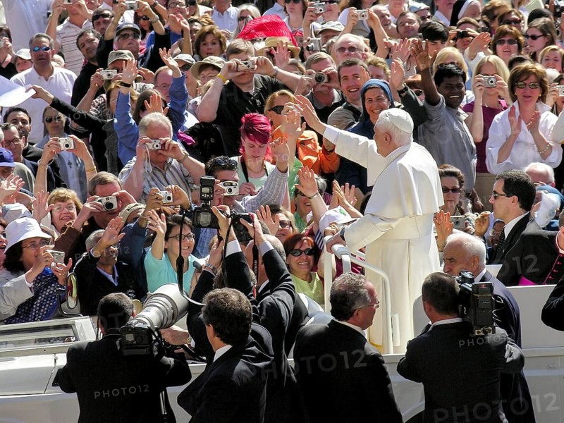 Pope Benedict XVI Joseph Ratzinger between crowds and photographers in the papamobile, 1st audience on 27. 04. 2005, St. Peter's Cathedral, St. Peter's Basilica, Piazza San Pietro, St. Peter's Square, Vatican, Rome, Lazio, Italy, Europe