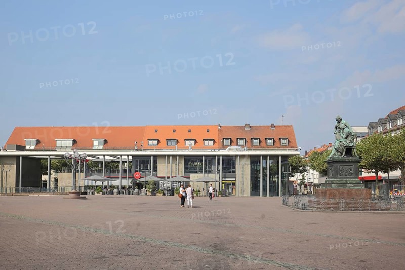 Market Square with Brothers Grimm Monument, Brothers, Hanau, Hesse, Germany, Europe