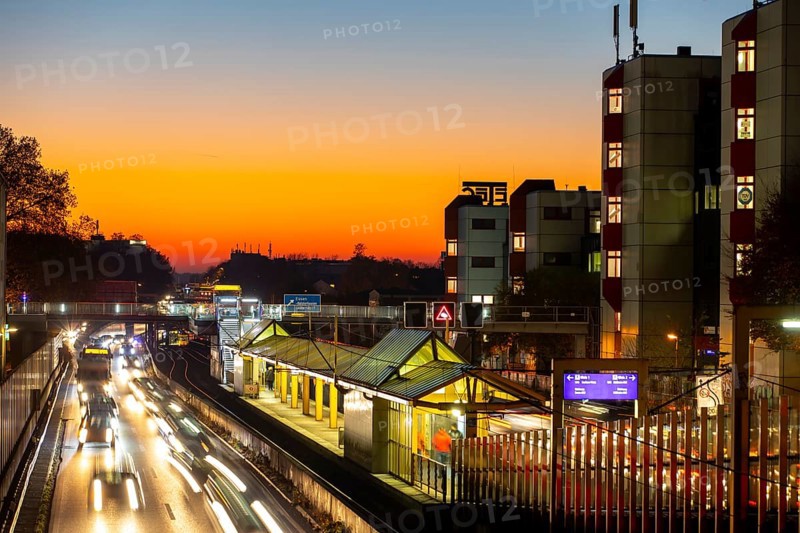 Motorway A40, Ruhrschnellweg, in Essen, route through the city centre, is affected by a possible diesel driving ban, Skyline, Essen, North Rhine-Westphalia, Germany, Europe