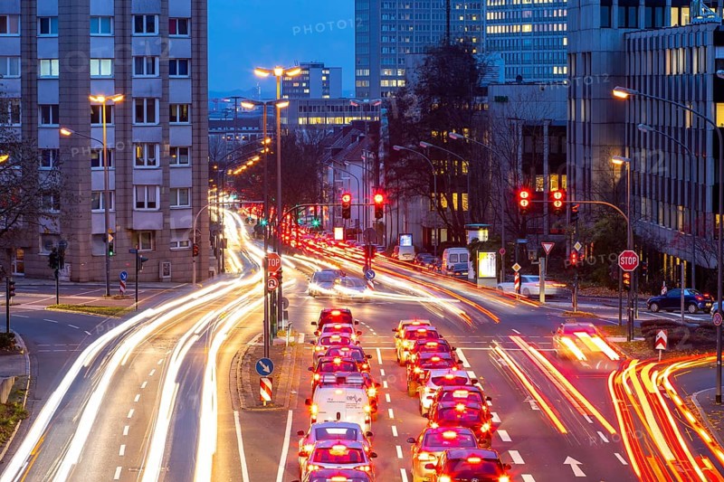 Evening city centre traffic in Essen, large intersection of Bismarckstrasse, B224, Friedrichstrasse and Hohenzollernstrasse, this area would also be affected by a diesel driving ban, Essen, North Rhine-Westphalia, Germany, Europe