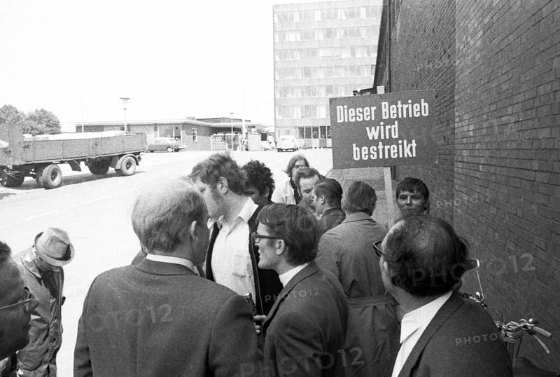 The strike in the collective bargaining dispute in the chemical industry, here the pickets on 22 June 1971 at the Essen company Goldschmidt AG, Germany, Europe