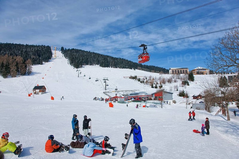 Winter sports enthusiasts in Oberwiesenthal. The health resort of Oberwiesenthal is the highest town in Germany and a popular winter sports destination. Oberwiesenthal is located in the Erzgebirge district, on the border with the Czech Republic, which follows the course of the Pöhlbach stream as far as Bärenstein (10 km to the north-east)