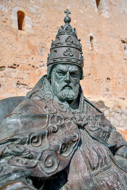 Monument to Pope Pedro de Luna (1342-1423), also known as Benedict XIII or Papa Luna, Peñíscola, Province of Castellón, Costa del Azahar, Valencia Region, Spain, Europe