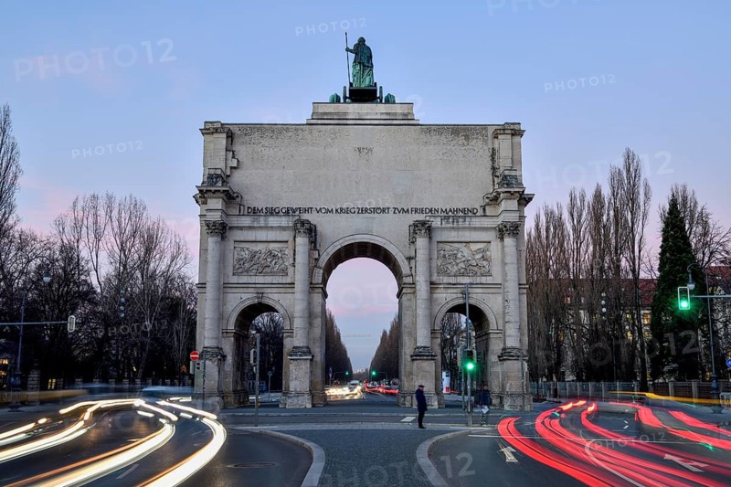 Siegestor by the architect Friedrich von Gärtner (1852), blue hour, Munich, Bavaria, Germany, Europe
