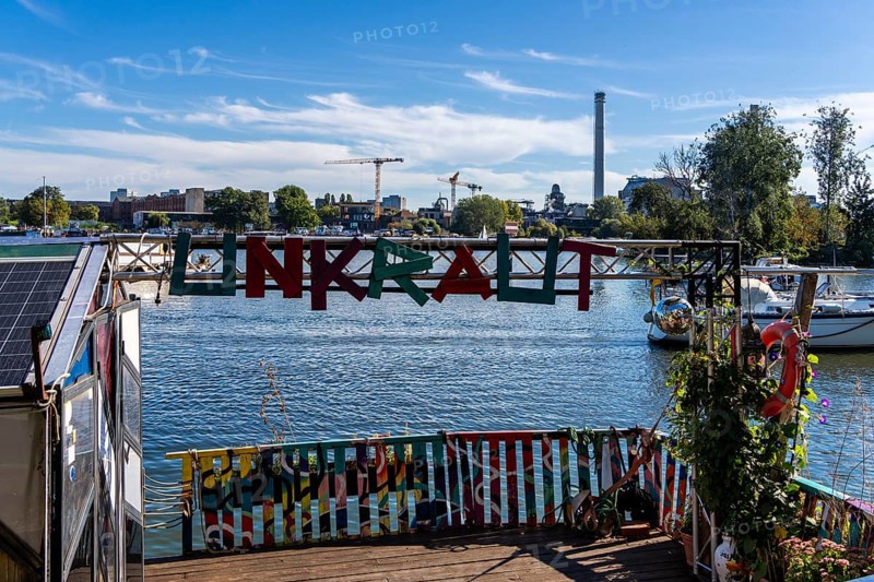 Houseboats and homeless shelters on the water in Rummelsburger Bucht, Berlin-Lichtenberg, Berlin, Germany, Europe