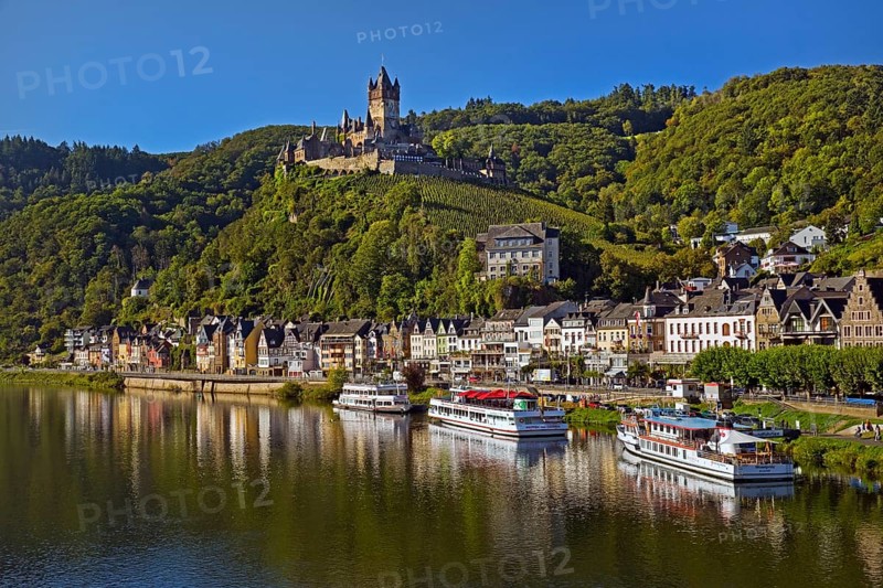 Town view of Cochem on the Moselle with Reichsburg Castle, Rhineland-Palatinate, Germany, Europe