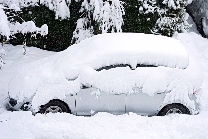Car, passenger car, snowed in on car park, fresh snow, heavy snowfall, snow masses, snow chaos, onset of winter, Marzling, Freising, Upper Bavaria, Bavaria, Germany, Europe