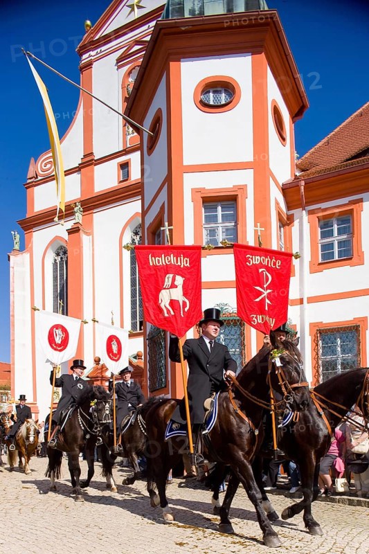 Every year at Easter there are about 5 processions in Lusatia, each with about 200 riders. The Catholic Church continues old Sorbian rites here. Thousands of spectators watch the impressive cavalcades