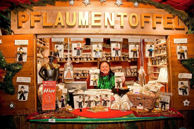 Plum potato seller at the Striezelmarkt