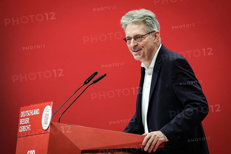 Achim Post, MdB, SPD, aufgenommen im Rahmen des Bundesparteitages der Sozialdemokratischen Partei Deutschland (SPD) in Berlin, 08.12.2023. Von Freitag bis Sonntag beraten die Delegierten ueber aktive Standort- und Industriepolitik, ein Jahrzehnt der Zuku
