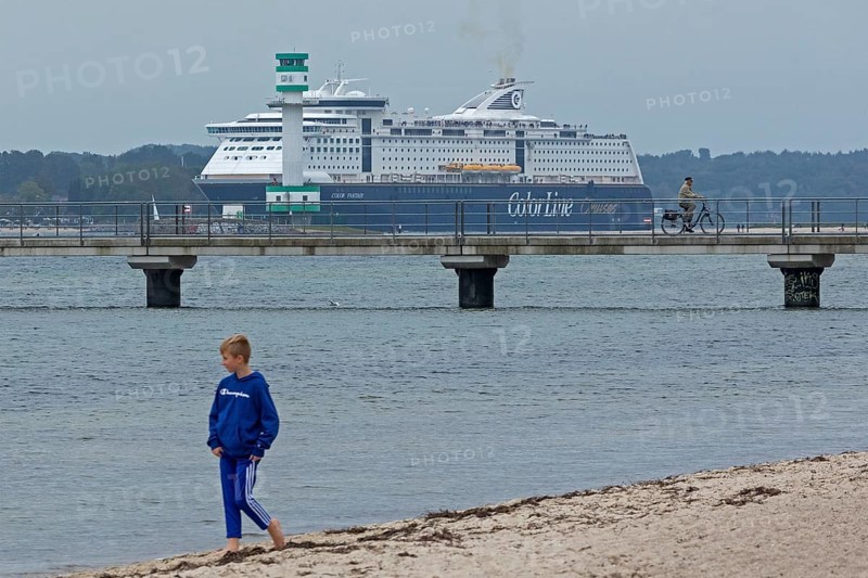 Boy, child, Falckenstein Strand, cruise ship, ferry dock, cyclist, Kiel Fjord, Kiel, Schleswig-Holstein, Germany, Europe
