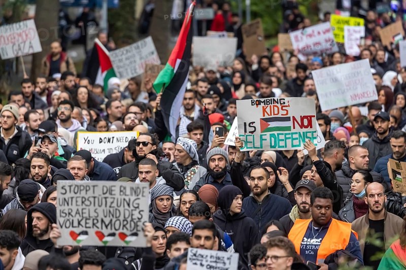 Rally of pro-Palestinian demonstrators. They demand an end to the oppression of the Palestinians and a stop to what they called genocide. Police were on the scene with a strong contingent, Stuttgart, Baden-Württemberg, Germany, Europe