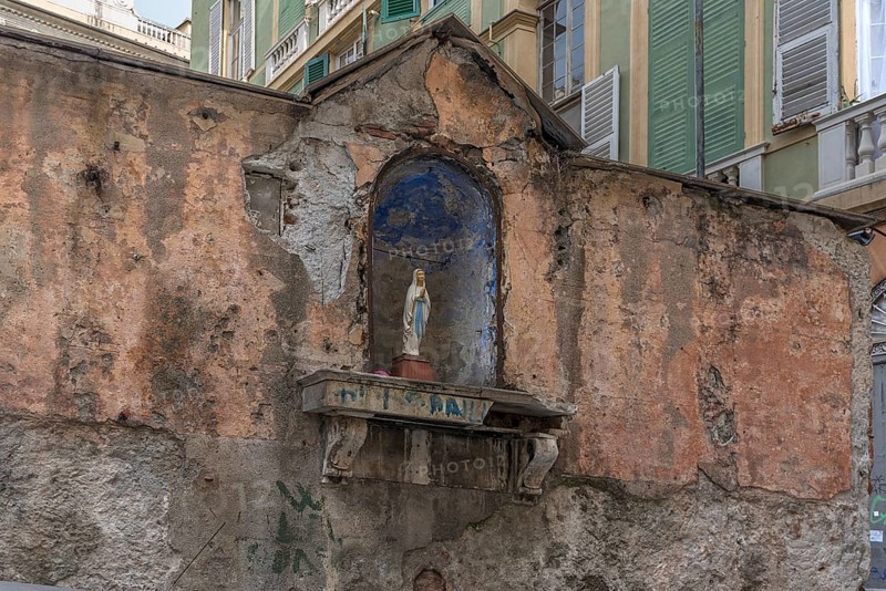 Figure of the Virgin Mary in a niche in a wall of an empty temple, 15th century, historic centre, Genoa, Italy, Europe