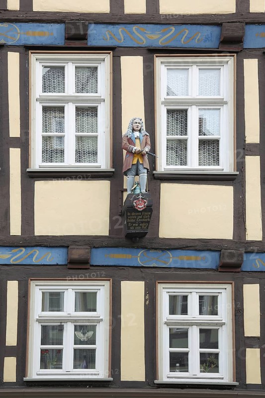 Half-timbered house with figure at the death house of Doktor Eisenbart and four windows, Hann. Münden, Hannoversch Münden, Lower Saxony, Germany, Europe