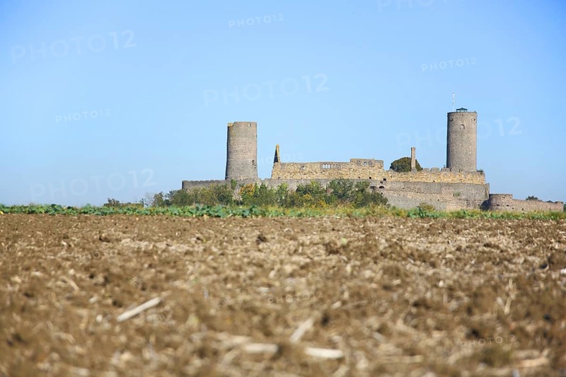 View of Münzenberg Castle, blur, field, Wetterau, Hesse, Germany, Europe