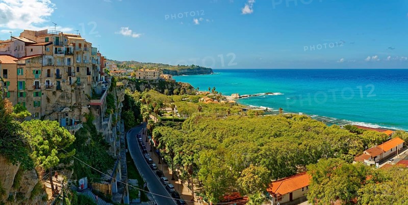 The medieval old town of Tropea with its turquoise sea and sandy beaches, Tropea, Vibo Valentia, Calabria, Southern Italy, Italy, situated on sandstone cliffs, Europe