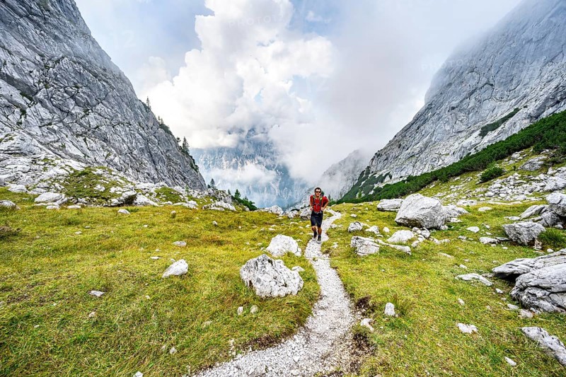Mountaineer on a hiking trail, cloudy mountains, descent over the Ofental, mountain tour on the Hochkalter, Hochkalter crossing, Berchtesgaden Alps, Bavaria, Germany, Europe