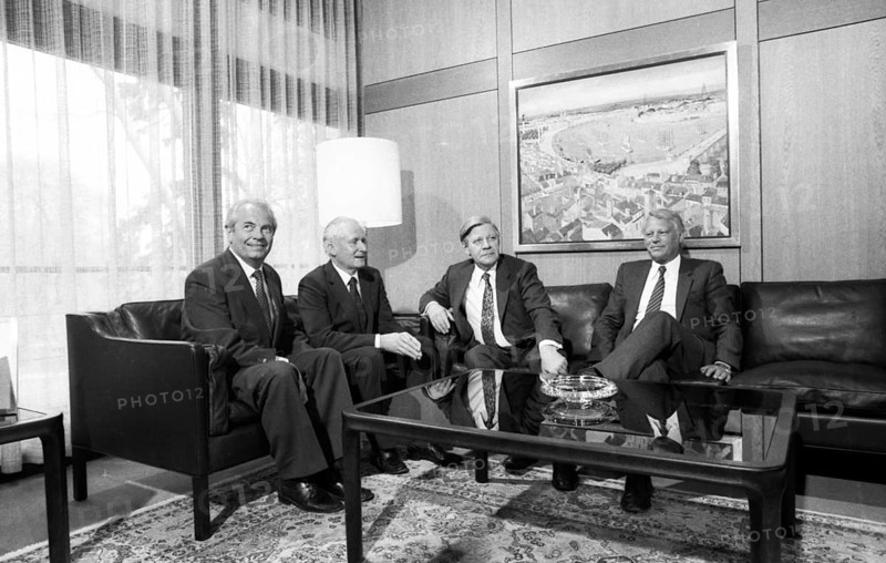 Federal Chancellor Helmut Schmidt received the SED politician Guenter Mittag in the Federal Chancellery on 17.04.1980 in Bonn.Ewald Moldt, Guenter Mittag, Helmut Schmidt, Gunter Huonker f.l, Germany, Europe