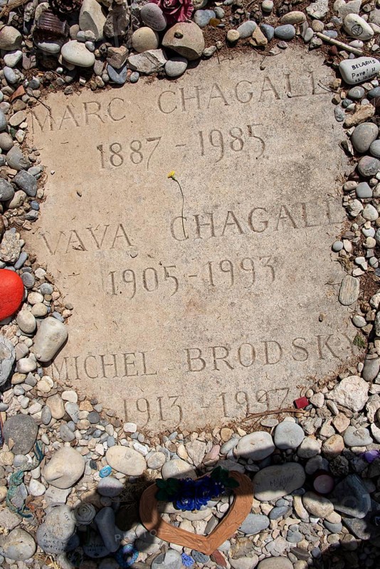 Tomb of Marc Chagall, Vava Chagall, Michel Brodsky, cemetery of Saint-Paul-de-Vence, also called Saint Paul, medieval hill town, Alpes-Maritimes, Provence-Alpes-Cote d'Azur, Southern France, France, Europe