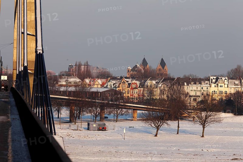 Snow-covered bank of the Rhine, Rheinkniebrücke, Oberkassel, Düsseldorf, North Rhine-Westphalia, Germany, Europe