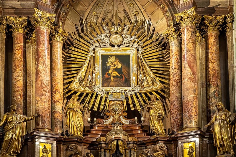 Image of the Virgin Mary on the altar of the baroque parish church Mariahilfer Kirche in Vienna, Austria, Europe