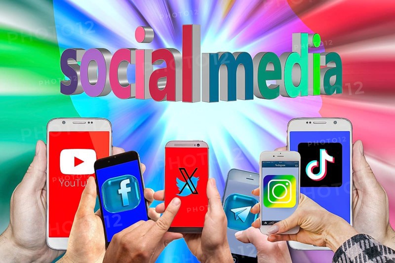 Symbol image, glamour factor Internet and computer, mobile phone, smartphone, social media, Industry 4.0, data traffic, @ sign. Mail traffic, AI, ChatGBT, AI, OpenAI, chatbot, artificial intelligence, artificial intelligence, IT system, computer science, AI learning, IT technology, computer system, software, Apple, Google, Microsoft, creativity, questionable security, AI research, voice robot, algorithm
