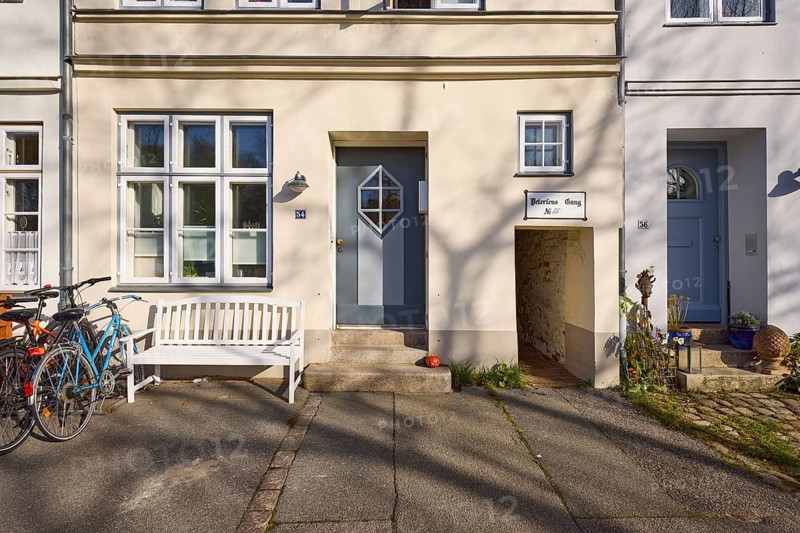 Entrance area of a historic house with door, bench, Peterlens Gang, Gängeviertel, street An der Obertrave, Old Town, Hanseatic City of Lübeck, independent city, Schleswig-Holstein, Germany, Europe