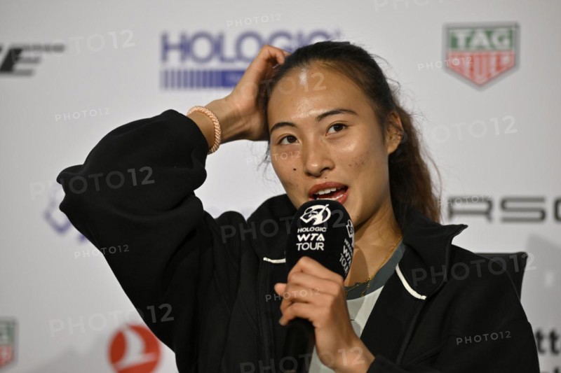 Qinwen Zheng (CHN) portrait, smiles, microphone, mike, logo, WTA, press conference, press conference, interview, tennis, Porsche Cup 2024, Porsche Arena, Stuttgart, Baden-Württemberg, Germany, Europe