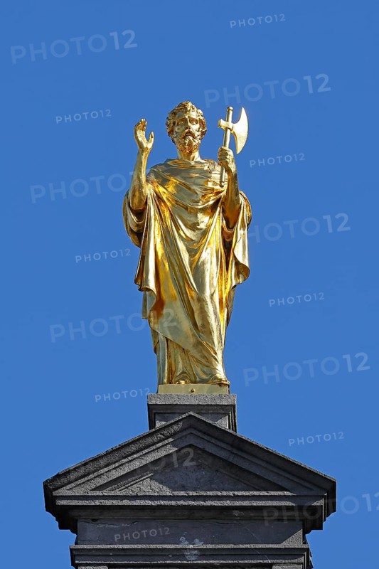Historic guild house with golden figure on the gable, Grote Markt, historic city centre, Antwerp, Flanders, Belgium, Europe