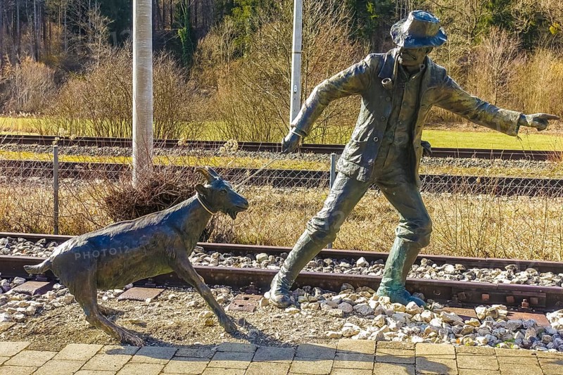 Durlesbach railway station, opened in 1849 and decommissioned in 1984, railway monument, railway memorial, group of figures by the artist René Auer, sculpture group, scene from the song Auf de schwäbische Eisebahne, Geißbock, farmer, s Bäuerle, bronze figures, Königlich Württembergischen Staats-Eisenbahnen, Durlesbach, Reute, Bad forest lake, Upper Swabia, Baden-Württemberg, Germany, Europe