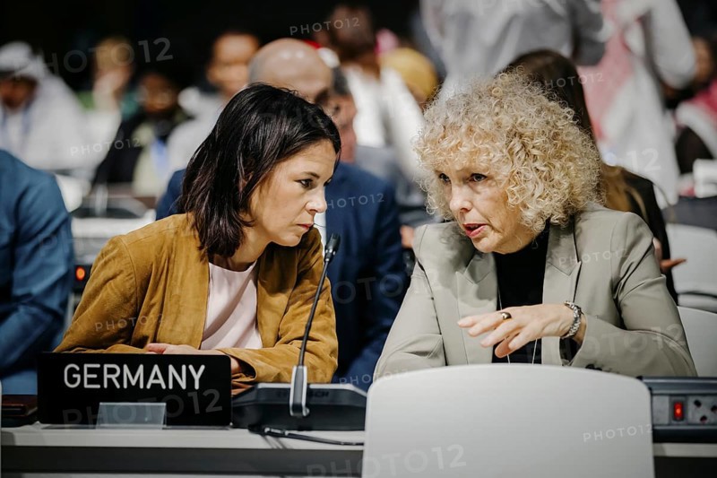 Annalena Baerbock (Buendnis 90 Die Gruenen), Bundesaussenministerin, Jennifer Lee Morgan, Staatssekretaerin und Sonderbeauftragte fuer internationale Klimapolitik im Auswaertigen Amt, aufgenommen im Plenum der COP28 in Dubai, 08.12.2023