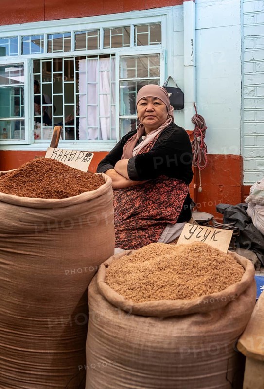 Vendor selling spices, market stall, Uzgen Bazaar, Ösgön, Osh region, Kyrgyzstan, Asia